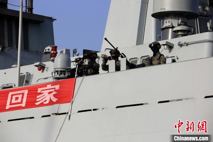 當(dāng)?shù)貢r(shí)間4月26日，海軍軍艦赴蘇丹緊急撤離我在蘇丹人員。圖為海軍陸戰(zhàn)隊(duì)觀察警戒周邊區(qū)域?！⑶鄨?攝