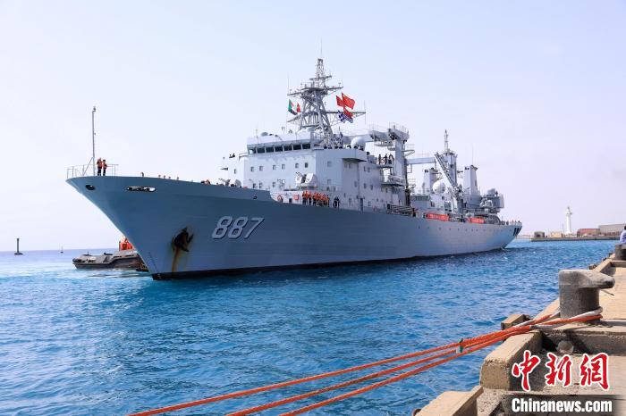 當(dāng)?shù)貢r(shí)間4月26日，海軍軍艦赴蘇丹緊急撤離我在蘇丹人員。圖為微山湖艦正在靠泊蘇丹港。　唐思宇 攝