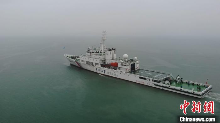 4月6日，“海巡06”輪編隊在臺灣海峽中部水域開展巡航巡查。圖為巡航巡查現(xiàn)場。　福建海事局提供.jpg