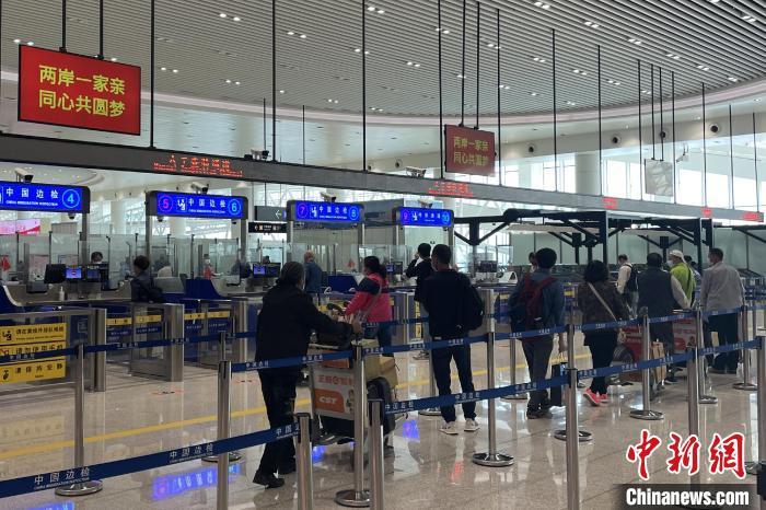 在廈門五通客運碼頭通關(guān)現(xiàn)場，經(jīng)由廈金航線往返的兩岸旅客逐月增多。 傅斯雅 攝.jpeg