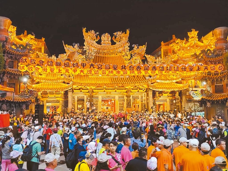 臺中市宗教盛事大甲鎮(zhèn)瀾宮媽祖遶境21日晚間起駕，展開9天8夜的遶境行程，信眾昨晚不斷涌入鎮(zhèn)瀾宮。（潘虹恩攝） 圖片來源：臺灣“中時新聞網(wǎng)”.jpg
