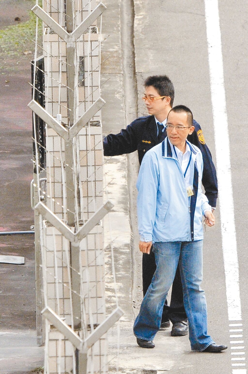 臺灣地區(qū)前領(lǐng)導(dǎo)人陳水扁兒子陳致中涉及洗錢罪案，判刑1年定讞。圖為2010年陳致中到臺北看守所探父的畫面。（本報資料照片）圖片來源：臺灣“中時新聞網(wǎng)”.jpg