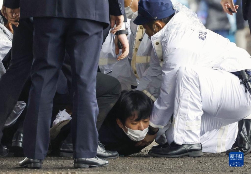 4月15日，在日本和歌山縣和歌山市雜賀崎漁港，嫌疑人被警方控制。（圖源：新華社）