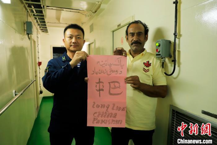 圖為隨艦撤離的外籍人員向中國(guó)海軍表示感謝?！±钼Z 攝