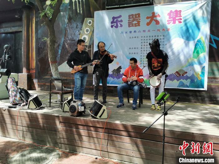 外籍友人現(xiàn)場(chǎng)敲起非洲鼓。　王鵬 攝