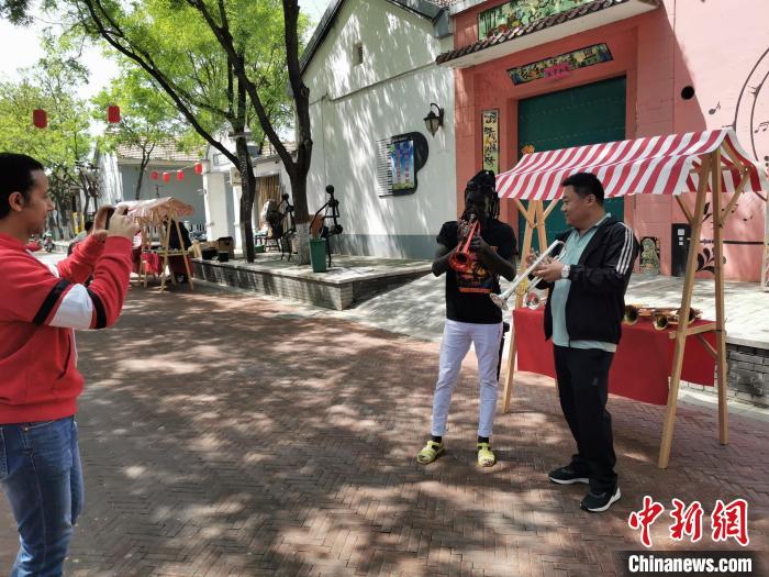 烏干達(dá)友人現(xiàn)場(chǎng)學(xué)習(xí)吹小號(hào)?！⊥貔i 攝