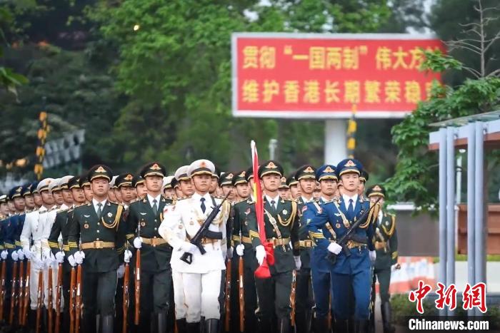 駐香港部隊(duì)組織官兵和來(lái)隊(duì)親屬參加“五一”升國(guó)旗儀式