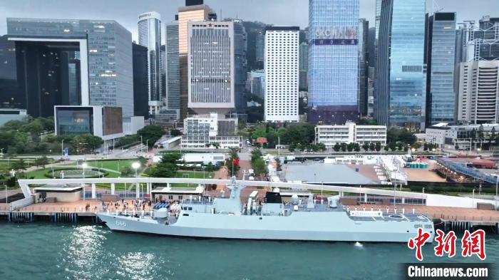 5月1日，駐港部隊(duì)香港島中區(qū)軍用碼頭組織升國(guó)旗儀式?！●v港部隊(duì)公眾號(hào)視頻截圖 攝