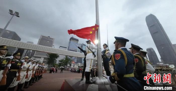 5月1日，駐港部隊(duì)香港島中區(qū)軍用碼頭組織升國(guó)旗儀式?！●v港部隊(duì)公眾號(hào)視頻截圖 攝