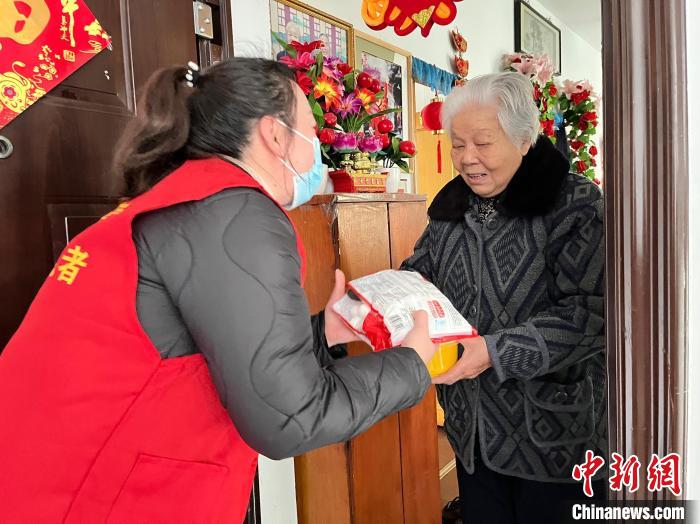 洪盼盼上門看望老人?！∏f源供圖