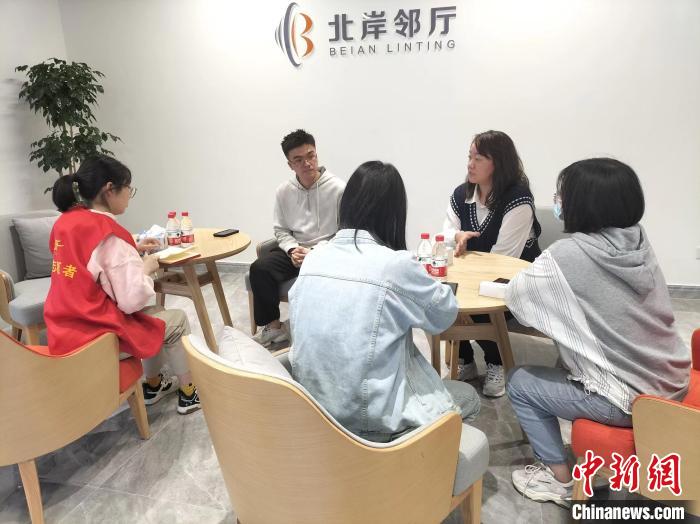 洪盼盼(右二)召開工作會(huì)議?！∏f源供圖