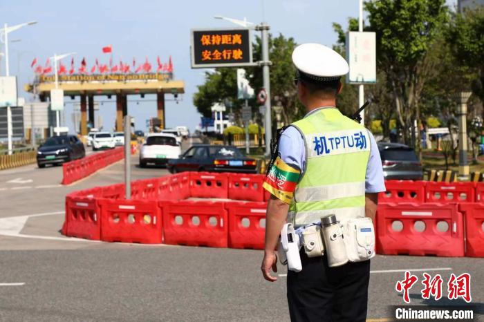 汕頭交警加強(qiáng)對(duì)南澳島景區(qū)重點(diǎn)路口的交通指引疏導(dǎo)?！〔探⌒?攝