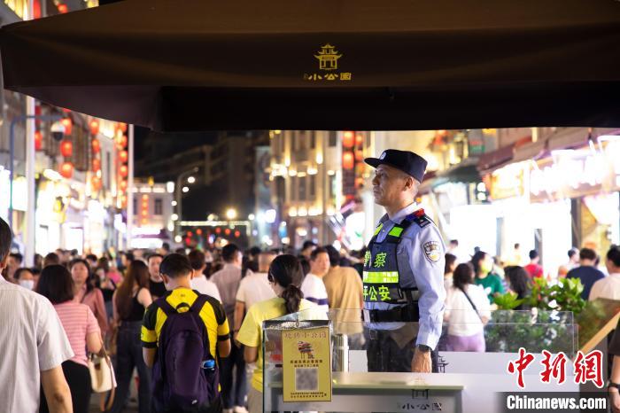 汕頭金平公安民警在小公園景區(qū)駐點(diǎn)執(zhí)勤?！∪~圣 攝