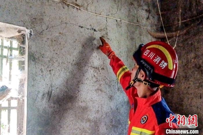 消防救援力量正在核查地震后房屋出現的裂縫情況?！∫速e消防 攝