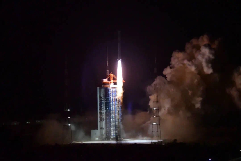 2021年10月14日18時51分，搭載著中國首顆太陽探測科學技術(shù)試驗衛(wèi)星“羲和號”的長征二號丁火箭在太原衛(wèi)星發(fā)射中心成功發(fā)射。（圖源：人民日報）