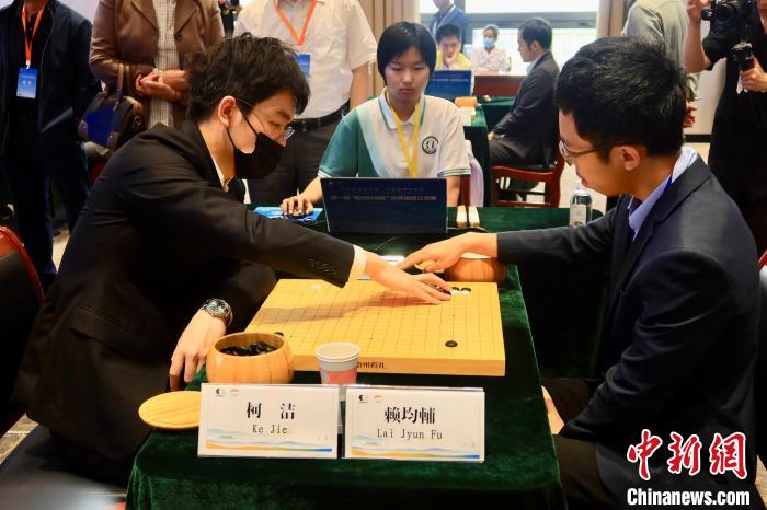 5月5日，大陸圍棋選手柯潔與臺灣棋手賴均輔對弈。　董易鑫 攝