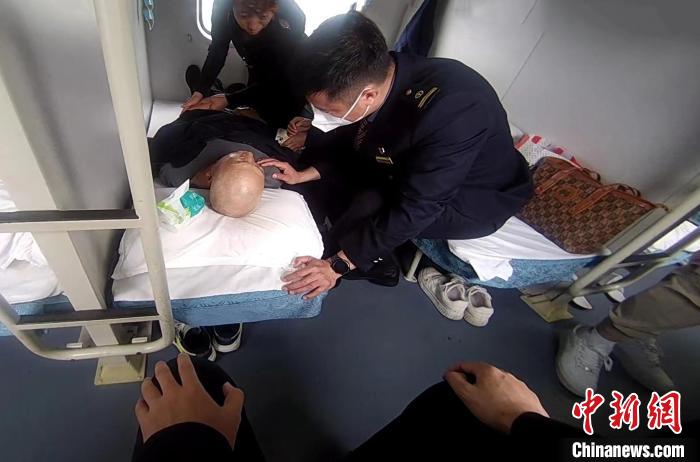 列車員對老人進行緊急救助。　哈鐵提供