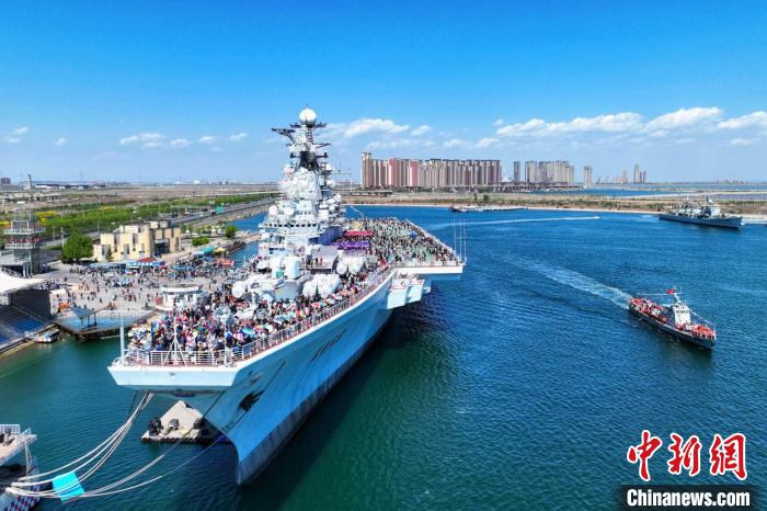 “五一”假期，游客在天津泰達(dá)航母主題公園游玩?！≠∮?攝