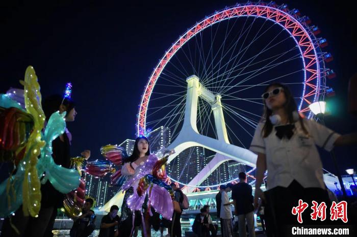 “五一”假期，作為天津游覽海河景觀帶網(wǎng)紅地標(biāo)之一的天津之眼摩天輪“新裝亮相”，吸引了游客前來打卡?！≠∮?攝