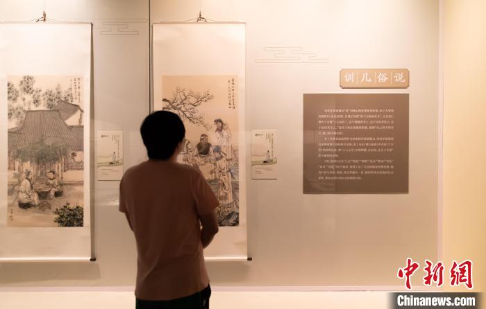 “五一”假期，游客在天津博物館參觀“善行天下——袁了凡”展覽?！⊥踉谟?攝