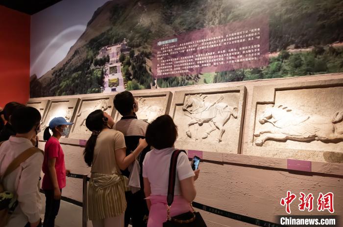 “五一”假期，游客在天津博物館參觀“天下長(zhǎng)安——陜西唐代文物精華展” 王在御 攝