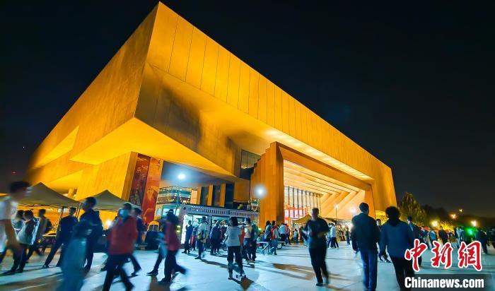 “五一”假期，天津博物館門口夜市吸引眾多游客參觀游覽?！⊥踉谟?攝