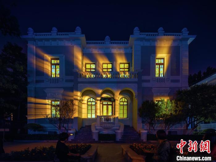 “五一”假期，位于天津市意風(fēng)區(qū)的梁?jiǎn)⒊示蛹o(jì)念館建筑外墻開啟燈光秀表演?！√旖蛄?jiǎn)⒊o(jì)念館供圖