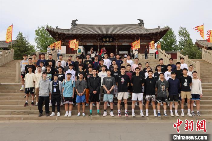 比賽結(jié)束后，兩岸學(xué)生參訪高平炎帝陵?！≈鬓k方供圖