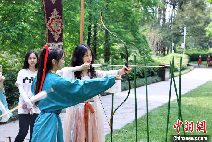 在蓉港澳臺(tái)僑大學(xué)生在成都金沙遺址博物館體驗(yàn)傳統(tǒng)文化。　張永成 攝