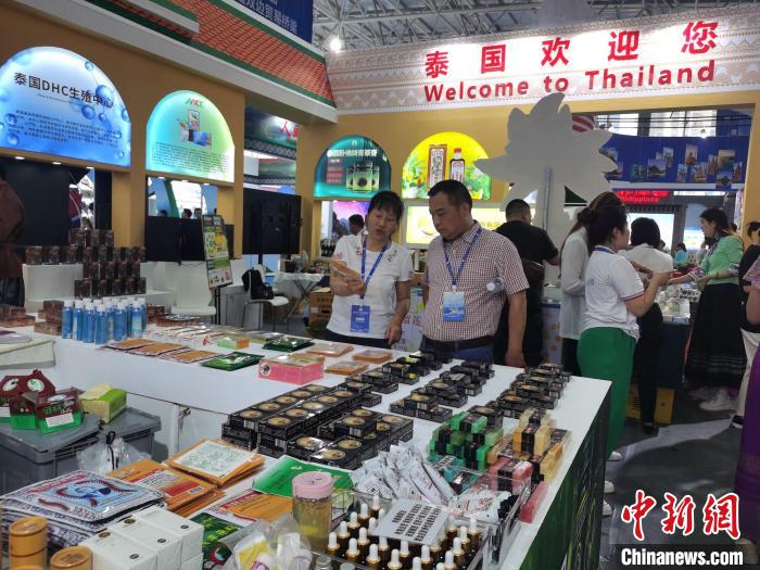 博覽會(huì)上的商品琳瑯滿(mǎn)目。　向一鵬 攝