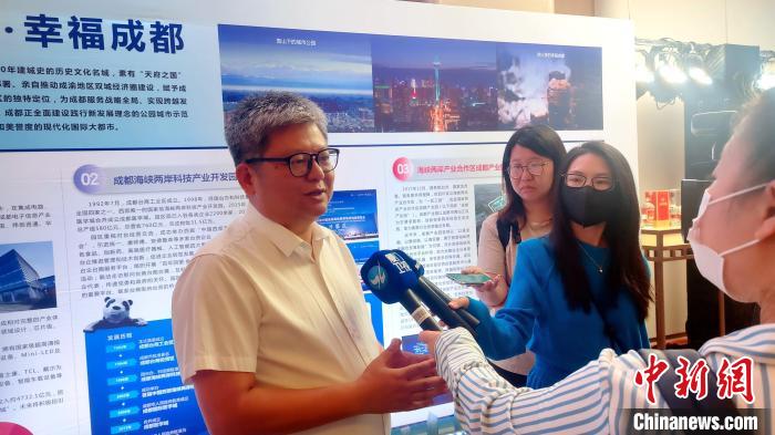 與會臺商接受媒體采訪。　楊伏山 攝