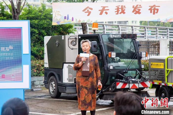 劉安芬講述自身故事。　寧波市政府新聞辦供圖