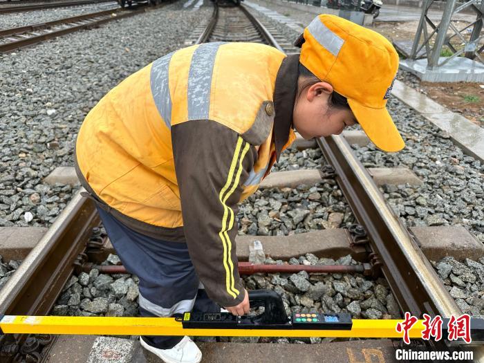 圖為毛康莉在檢查鋼軌?！「咝怯?攝
