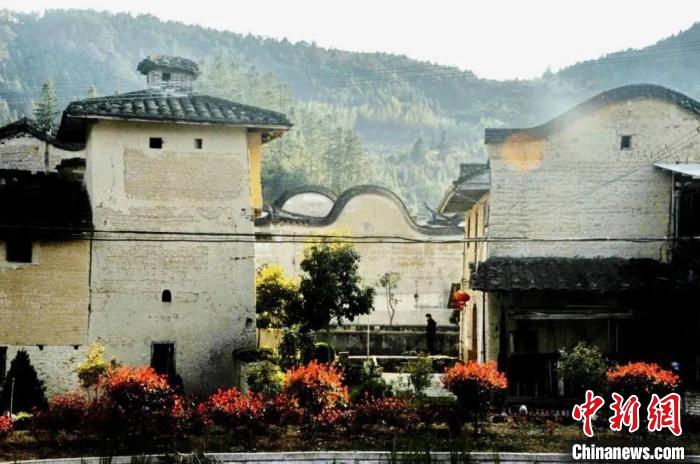 走進(jìn)前洋古村，滿村古老厚重的明清古民居令人嘆為觀止?！幍率形幕吐糜尉?供圖