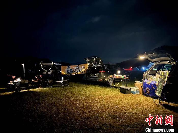 露營節(jié)夜色中的后備箱集市。　古田縣融媒體中心 供圖