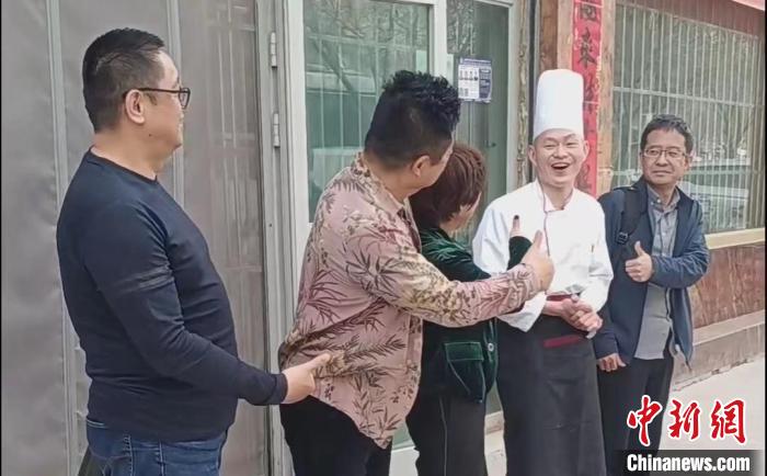 如今，唐洪軍在莎車開辦的川香閣，不但在當(dāng)?shù)厥晨椭惺軐櫍€是外地游客的打卡地?！∈茉L者提供