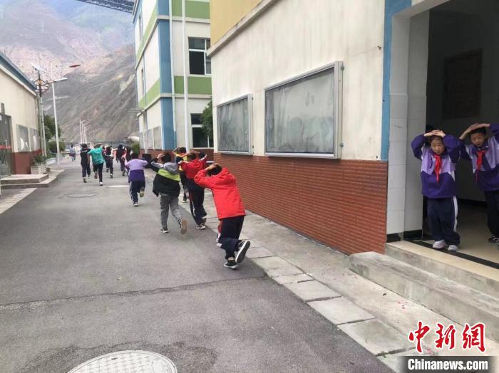 地震預(yù)警聯(lián)合演練現(xiàn)場?！〕啥几咝聹p災(zāi)研究所 攝