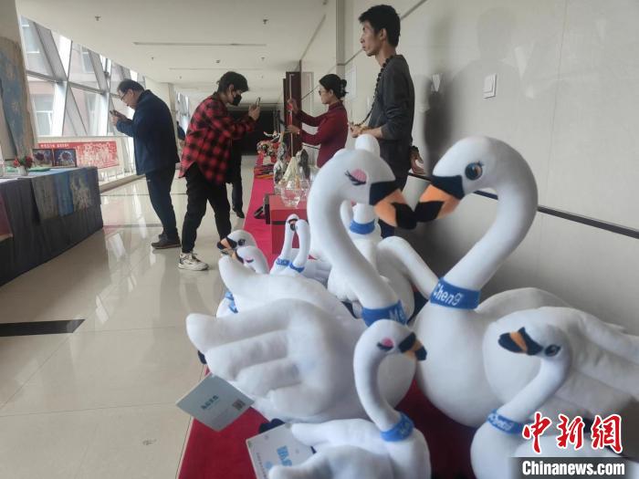 圖為新聞發(fā)布會現(xiàn)場展示的天鵝文創(chuàng)產(chǎn)品等。　楊大勇 攝