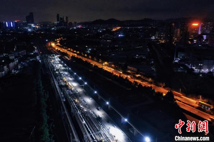 圖為鐵路工人正通宵施工作業(yè)?！V鐵集團 供圖