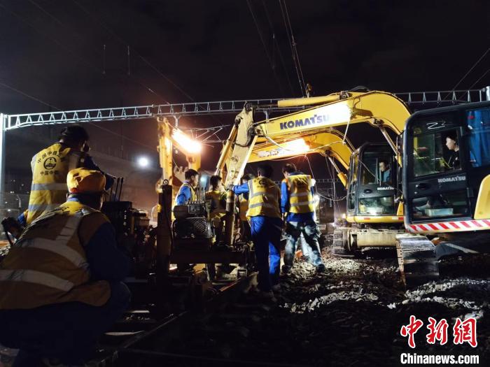 圖為鐵路工人正通宵施工作業(yè)?！V鐵集團 供圖