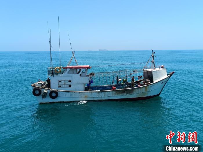 正在非法捕撈作業(yè)的涉案漁船?！≌闹莺＞止﹫D