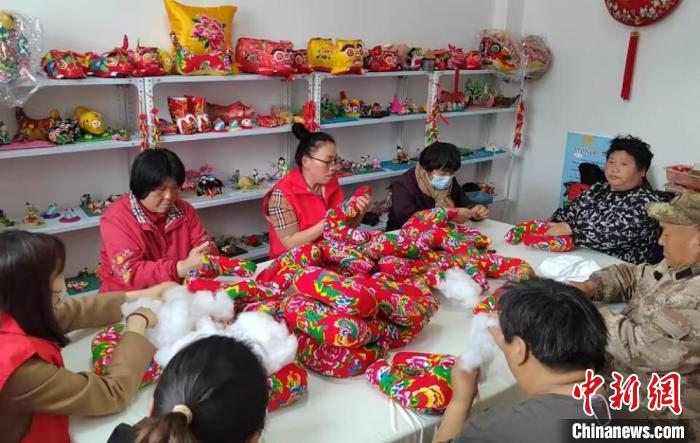 在繼良?xì)埣踩酥?，他們通過(guò)招募?xì)埣踩?，傳授香包制作工藝，增加殘疾人收入。　朱志?攝