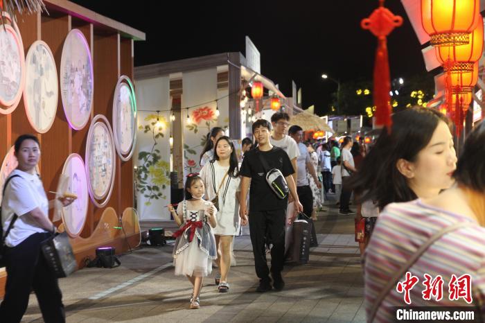 圖為市民游客在?？诠棚L(fēng)市集游玩?！?jiān)潞?攝