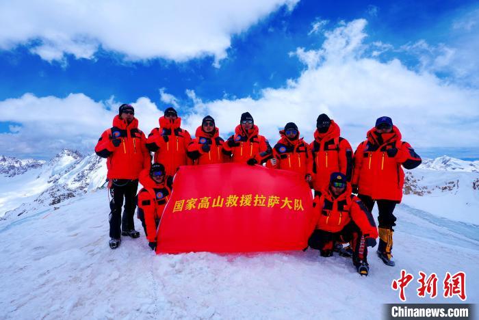 國家高山救援拉薩大隊隊員成功登頂海拔6010米洛堆峰后合影留念?！〖?攝