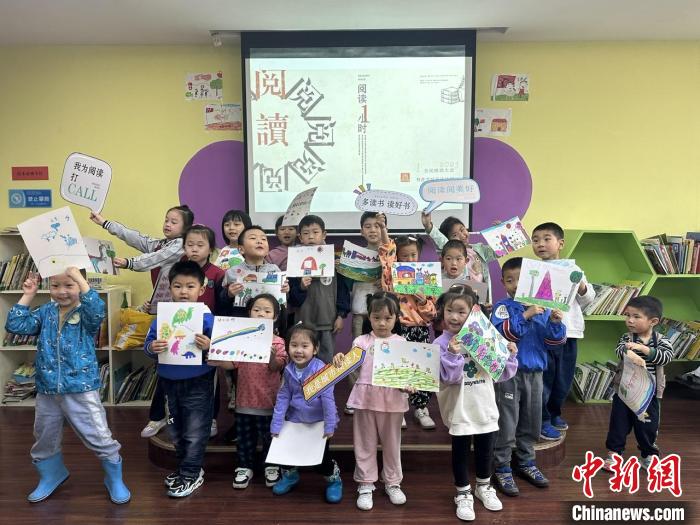 圖為22日，南昌百館聯(lián)動(dòng)邀請(qǐng)市民參與“閱讀1小時(shí)”讀書會(huì)及線下打卡活動(dòng)?！∧喜袌D書館供圖
