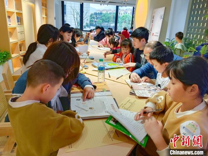 圖為22日，南昌百館聯(lián)動(dòng)邀請(qǐng)市民參與“閱讀1小時(shí)”讀書會(huì)及線下打卡活動(dòng)。　南昌市圖書館供圖