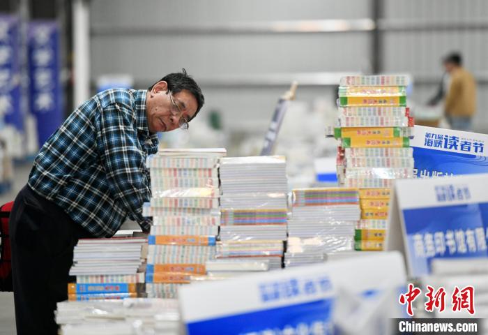 市民在書展上購書。　王東明 攝