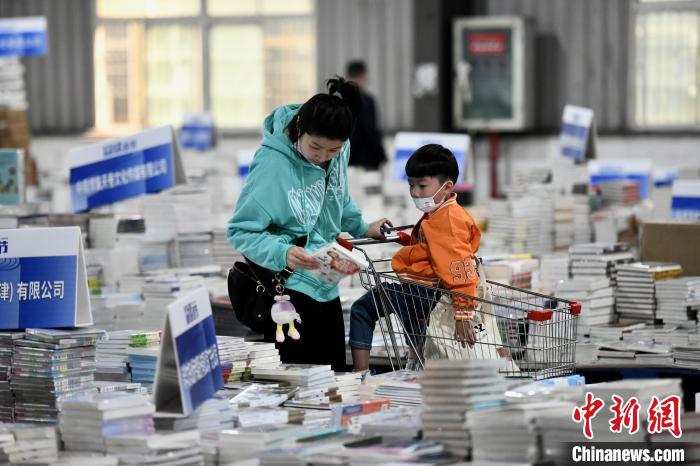 一對母子在書展上購書?！⊥鯑|明 攝