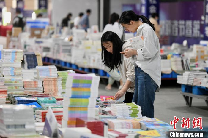 讀者節(jié)吸引許多市民前來購書?！⊥鯑|明 攝