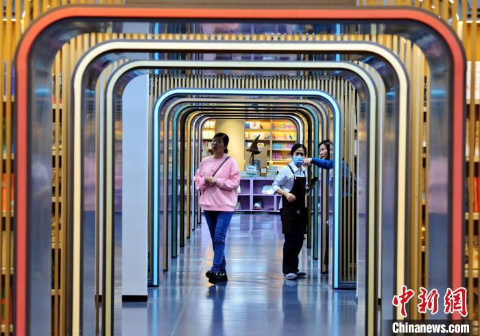 圖為市民在福州安泰新華書店購書?！埍?攝
